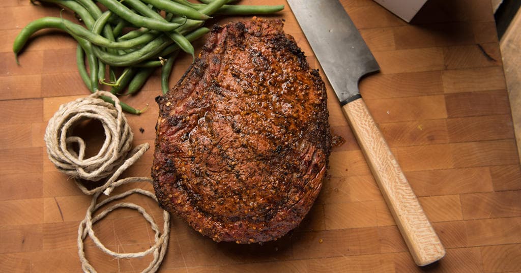 Langsam geräucherter Rib-Eye-Braten